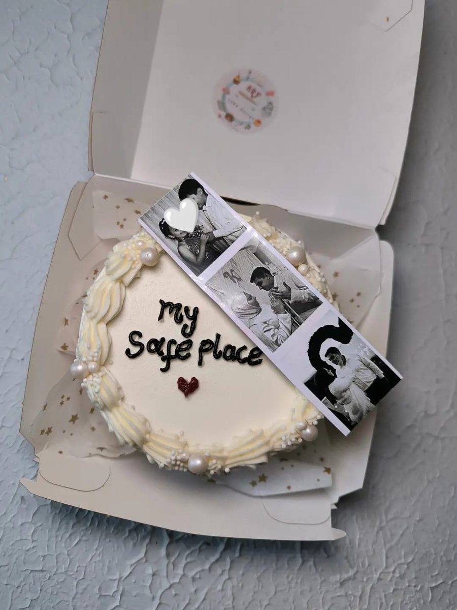 Kutusunda, inci ve krema süslemeli, üzerinde 'My safe place' yazan ve fotoğraf şeridi olan bento pasta